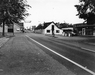 847589 Gezicht over de T29, de tertiaire provinciale weg Nieuwveen-Vrouwenakker, met op de achtergrond de ...